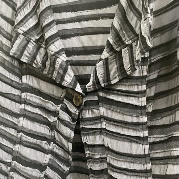 Cut loose women’s size medium button, front, long sleeve, gray, and black jacket - Picture 3 of 5